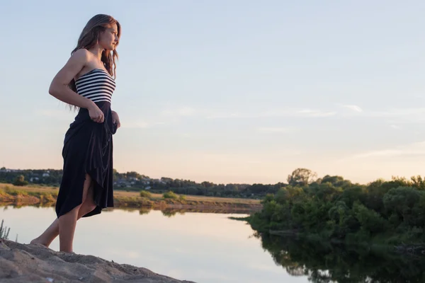 Jonge mooie vrouwen aan de rivier — Stockfoto