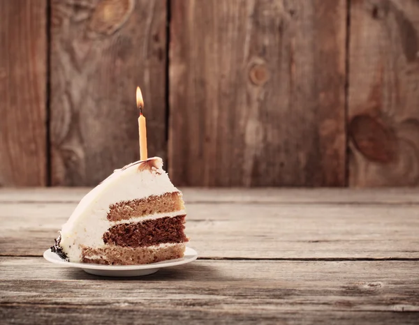 Торт на день народження на дерев'яному фоні — стокове фото