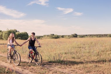 Genç çift Bisiklet sahip doğada binmek