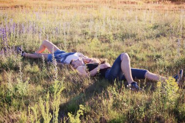 Genç çift çayır çim üzerinde rahatlatıcı