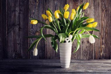 Lale ahşap arka plan üzerinde