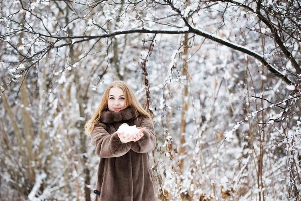 Jolie femme dans un parc d'hiver — Photo