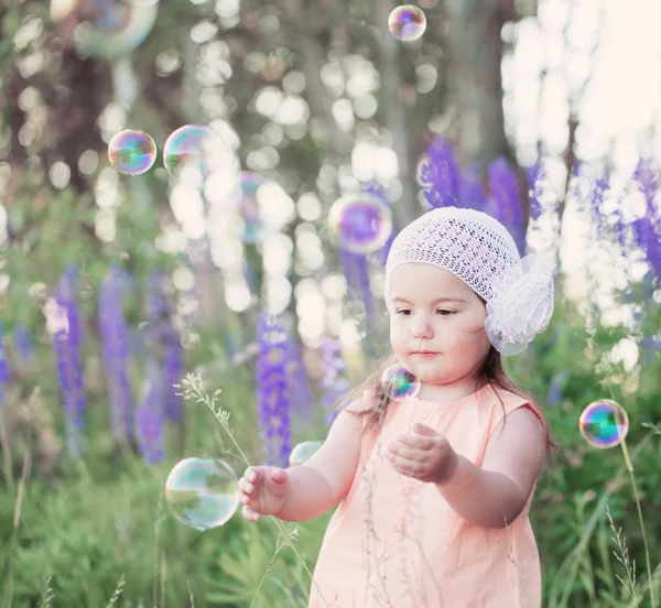 Niño con burbujas de jabón al aire libre — Foto de Stock