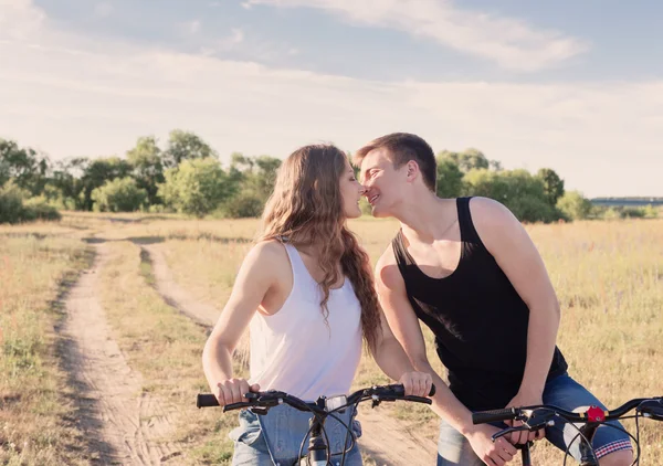年轻夫妇有一辆自行车骑在自然 — 图库照片