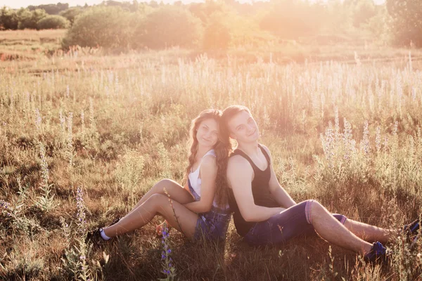 Couple heureux en plein air — Photo