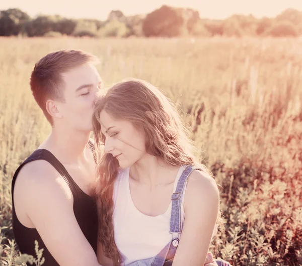 Hermosa pareja joven al aire libre — Foto de Stock