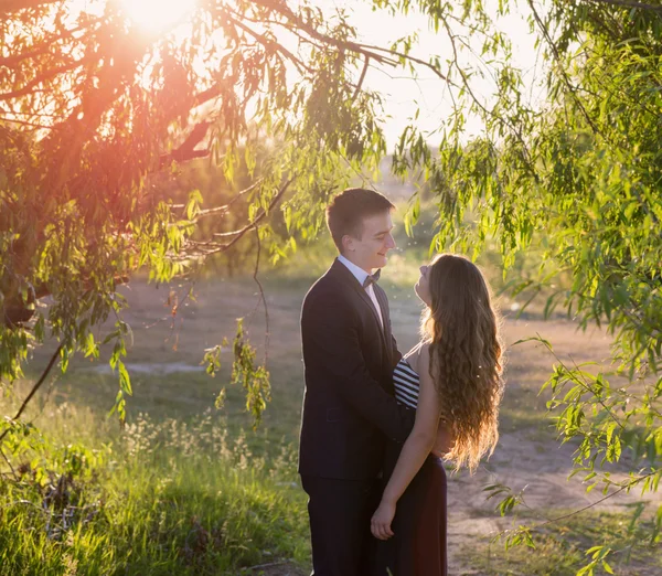 Beau jeune couple en plein air — Photo