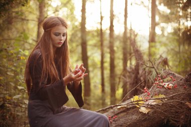 sonbahar ormandaki güzel kadınlar