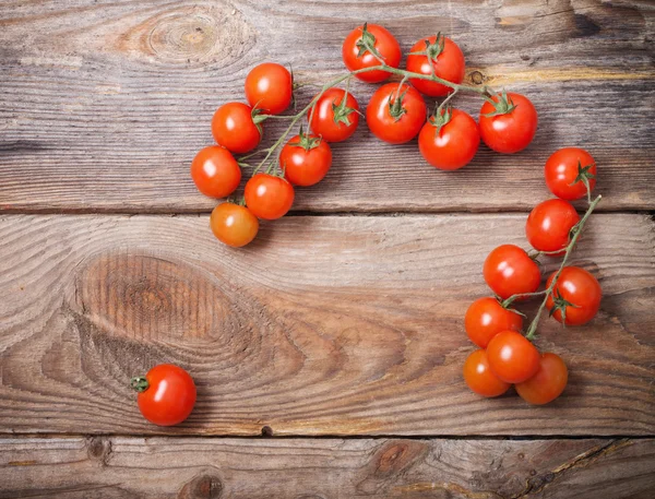 Rustik ahşap zemin üzerinde domates — Stok fotoğraf