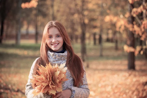 Mooi meisje in de herfst park — Stockfoto