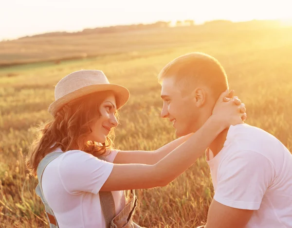 Jeune couple heureux en plein air — Photo