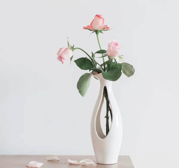 Nature morte de rose rose dans un vase en céramique — Photo