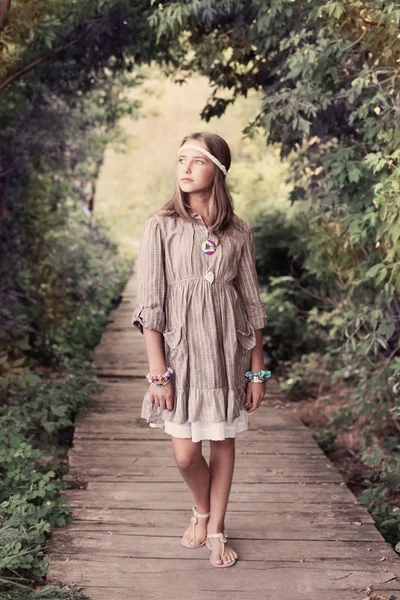 Όμορφο κορίτσι στο παλιό ξύλινο brdge στο δάσος — Φωτογραφία Αρχείου