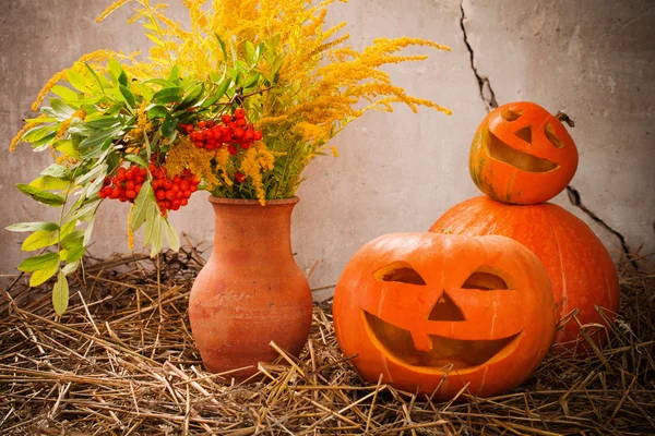 Halloween pumpkins on background old wall — Stock Photo, Image