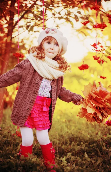 Όμορφη κοπέλα με φθινόπωρο πάρκο — Φωτογραφία Αρχείου