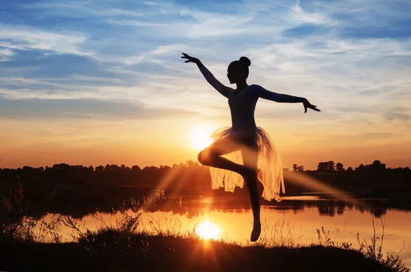 Silueta de una bailarina de ballet al atardecer al aire libre —  Fotos de Stock