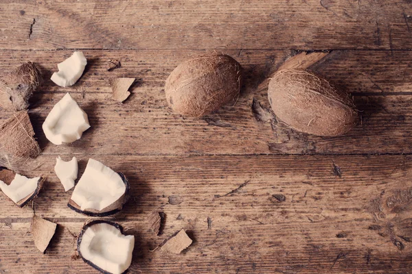 Noce di cocco su fondo di legno — Foto Stock