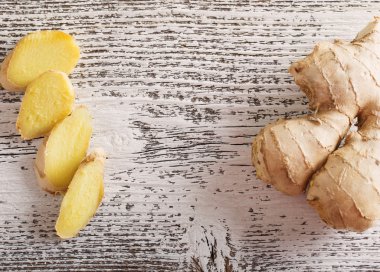 Beyaz ahşap zemin zencefil