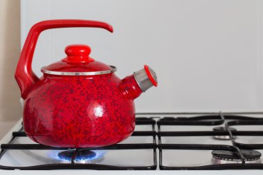 Gaz sobasında kaynar suyla çaydanlık.