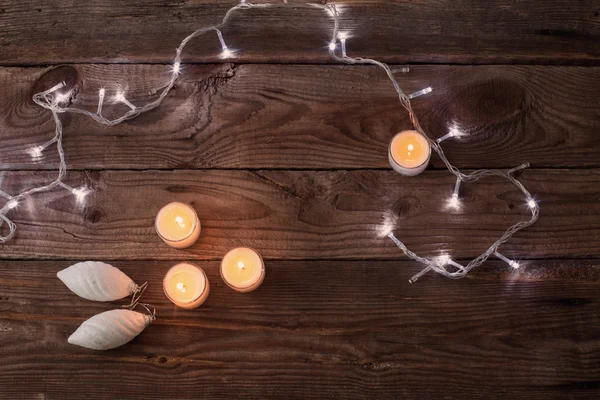 Luzes de Natal em um fundo de madeira com espaço de cópia — Fotografia de Stock