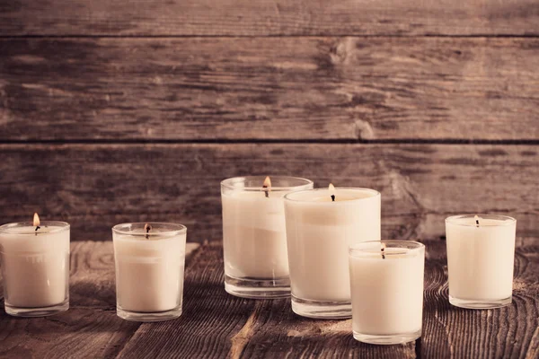 Ароматические свечи на старом деревянном фоне — стоковое фото
