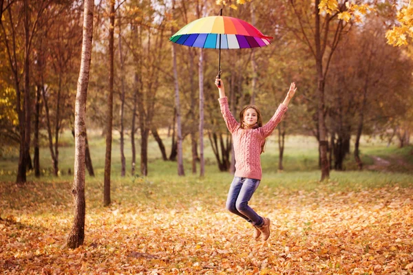 Щаслива дівчина з парасолькою на відкритому повітрі — стокове фото