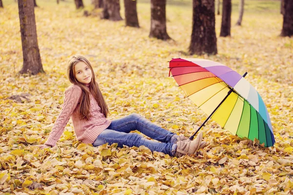 Szczęśliwa dziewczyna z zewnątrz parasol — Zdjęcie stockowe