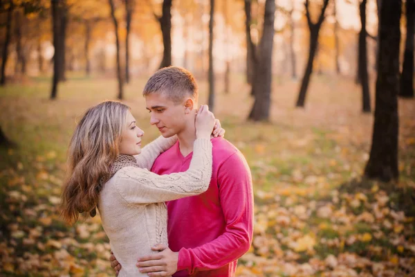 Romantic couple in the autumn park — Stock Photo, Image