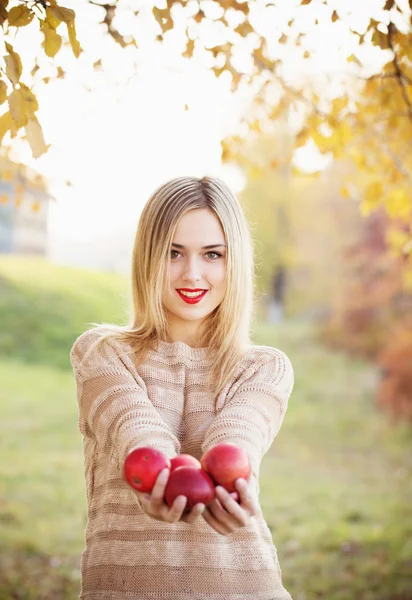 Mädchen mit dem Apfel im Freien — Stockfoto