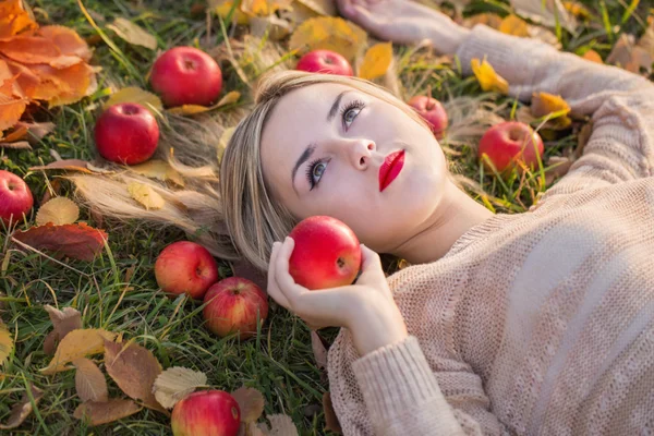 Девушка с яблоком на открытом воздухе — стоковое фото
