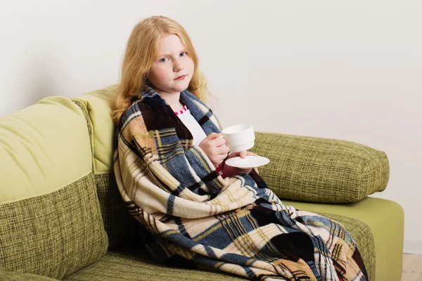 Niña enferma niño con taza de té caliente — Foto de Stock