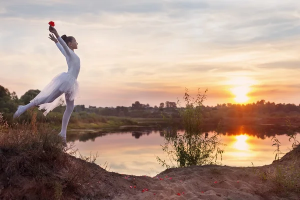 Giovane ballerina di balletto al tramonto all'aperto — Foto Stock