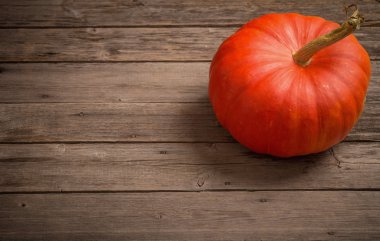 ahşap tahta üzerinde kabak ile sonbahar arka plan