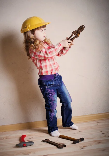 Kleines Mädchen spielt im Bauarbeiter — Stockfoto