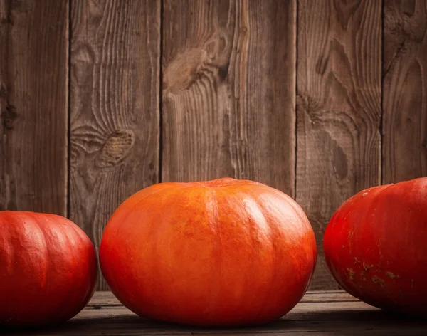 Citrouilles sur fond en bois — Photo