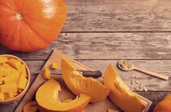 Citrouilles sur table en bois — Photo