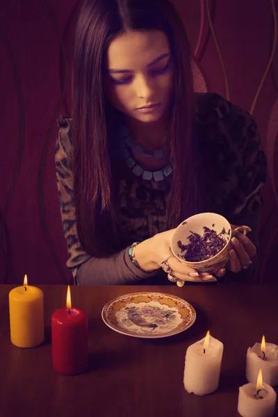 Chica conjeturas en té hojas — Foto de Stock