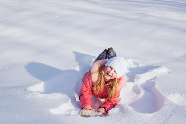 Litet barn i en tydlig vit snö — Stockfoto