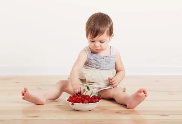 Pequeno bebê comendo baga — Fotografia de Stock