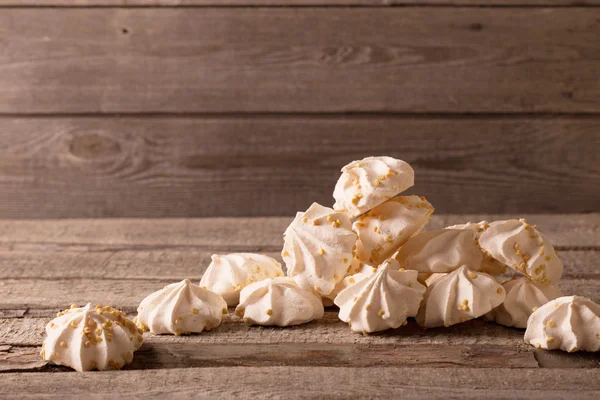 Biscoitos merengue no fundo de madeira — Fotografia de Stock