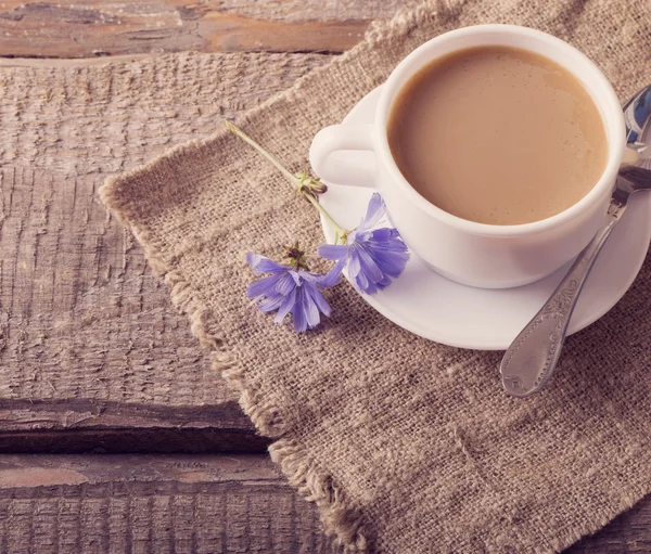 Tazza di tè con cicoria su fondo di legno — Foto Stock