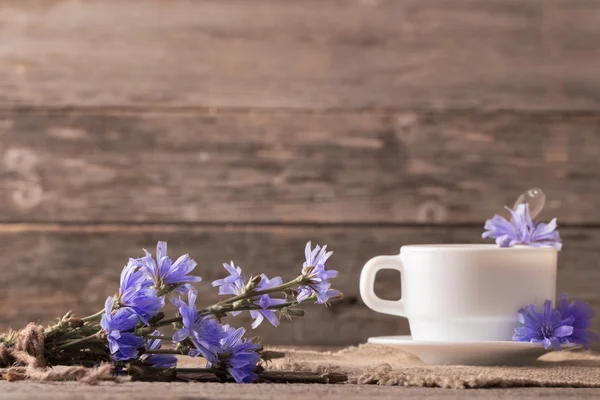 Taza de té con achicoria sobre fondo de madera —  Fotos de Stock