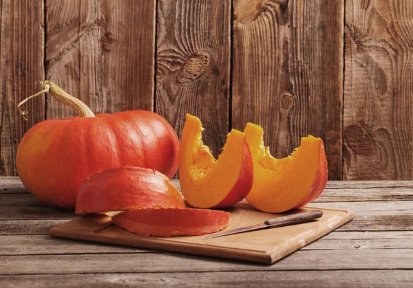 Pompoenen op houten bord — Stockfoto