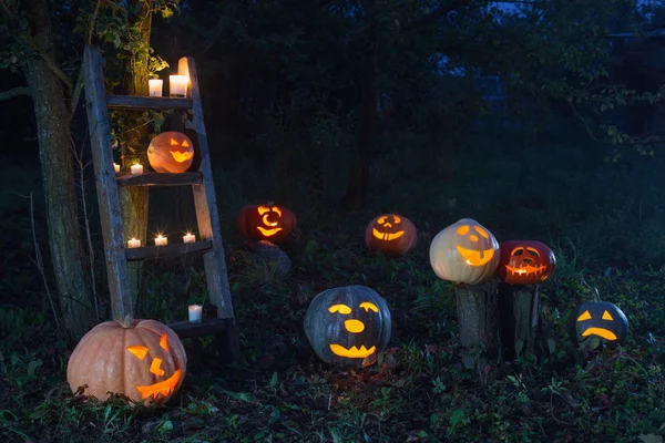 Halloween Jack-o-Lanterna abóboras ao ar livre — Fotografia de Stock