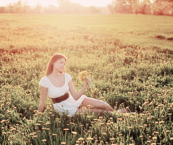 Jovem mulher em um campo — Fotografia de Stock