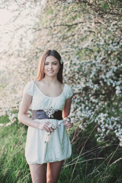 Hermosa joven sobre fondo floreciente manzano — Foto de Stock