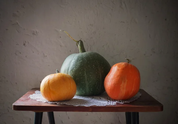 Calabazas oin mesa vieja — Foto de Stock