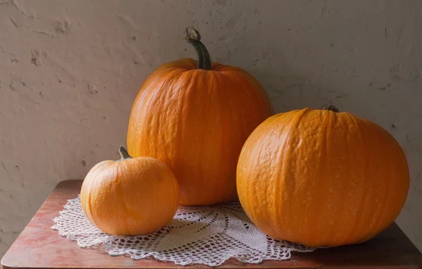 Zucche sul vecchio tavolo — Foto Stock