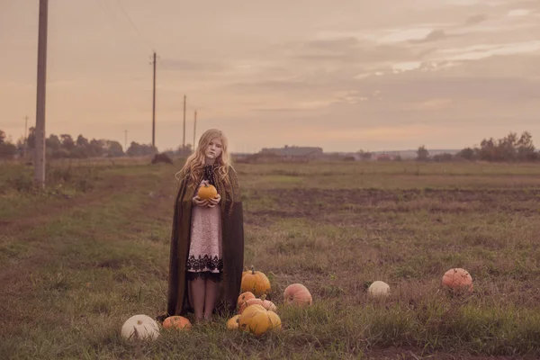 Triste ragazza con zucca all'aperto — Foto Stock