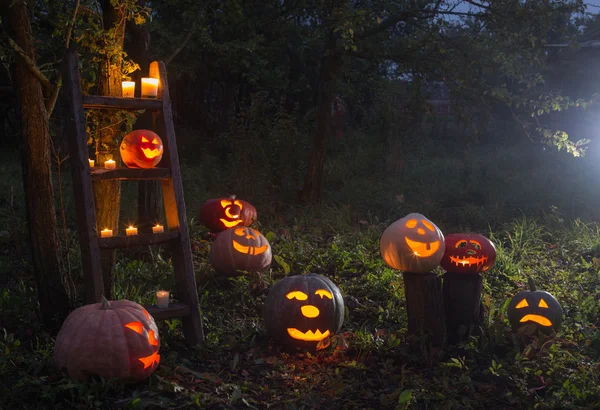 Jack-o-Lantern Halloweenpumpor utomhus — Stockfoto